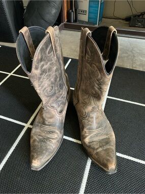 Mens Rockin’ Country Distressed Brown Cowboy Boots - Classic Western Style 11EW